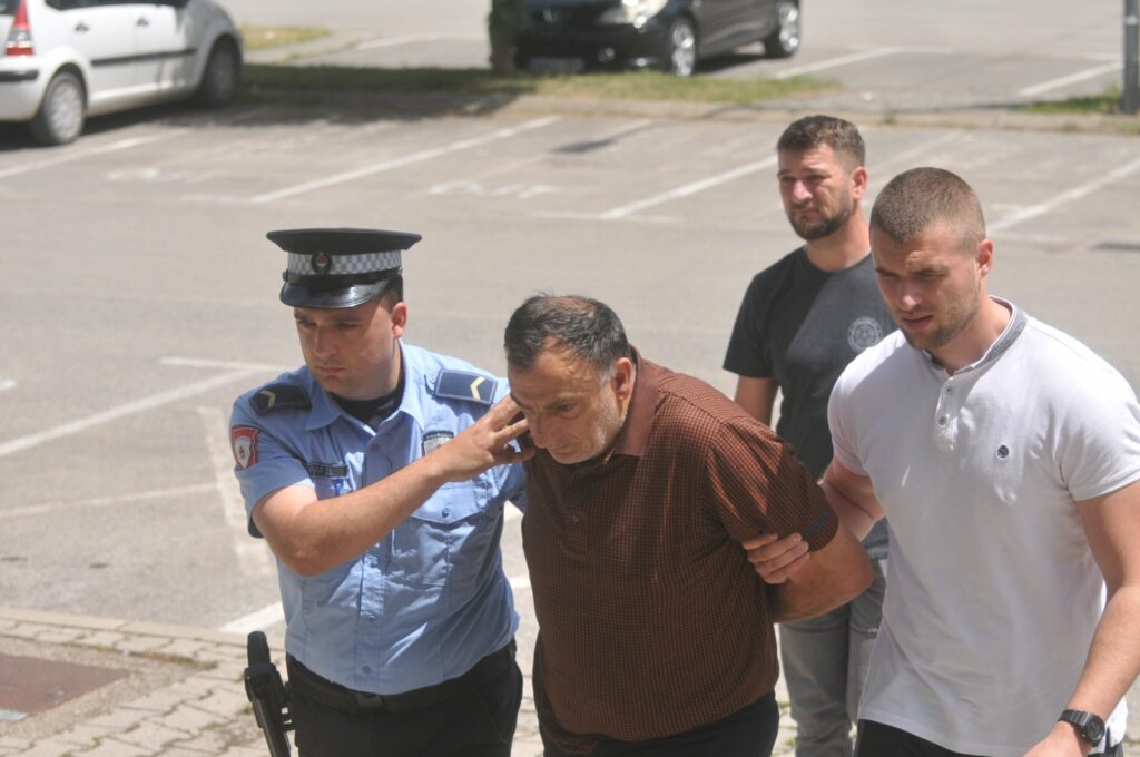 OVO JE ČOVJEK KOJI JE LIKVIDIRAO ROĐENU SESTRU ZBOG MEĐE OVO JE ČOVJEK KOJI JE LIKVIDIRAO ROĐENU SESTRU ZBOG MEĐE