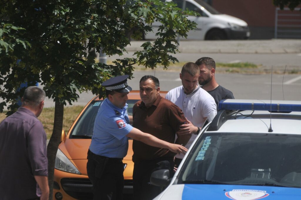 OVO JE ČOVJEK KOJI JE LIKVIDIRAO ROĐENU SESTRU ZBOG MEĐE OVO JE ČOVJEK KOJI JE LIKVIDIRAO ROĐENU SESTRU ZBOG MEĐE