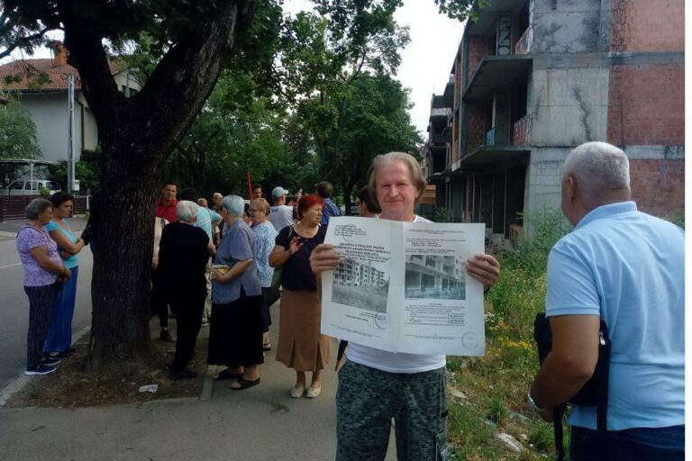 DOBOJLIJE ČEKAJU 20 GODINA DA SE USELE U PLAĆENE STANOVE DOBOJLIJE ČEKAJU 20 GODINA DA SE USELE U PLAĆENE STANOVE