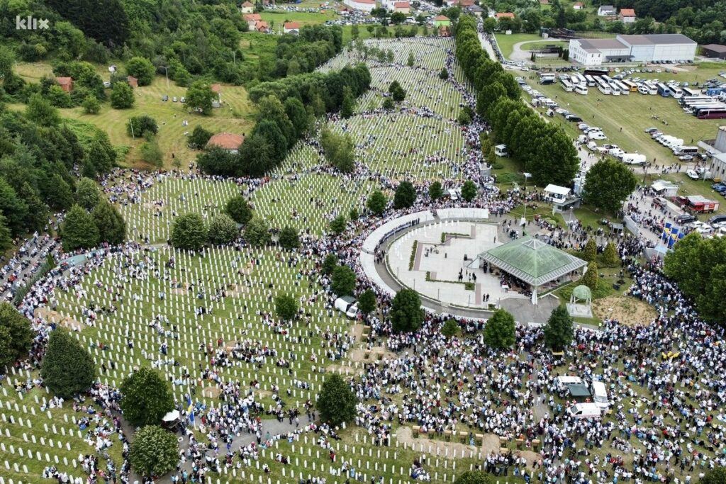 Nepregledno polje bijelih nišana: Još 50 žrtava genocida u Potočarima je pronašlo smiraj