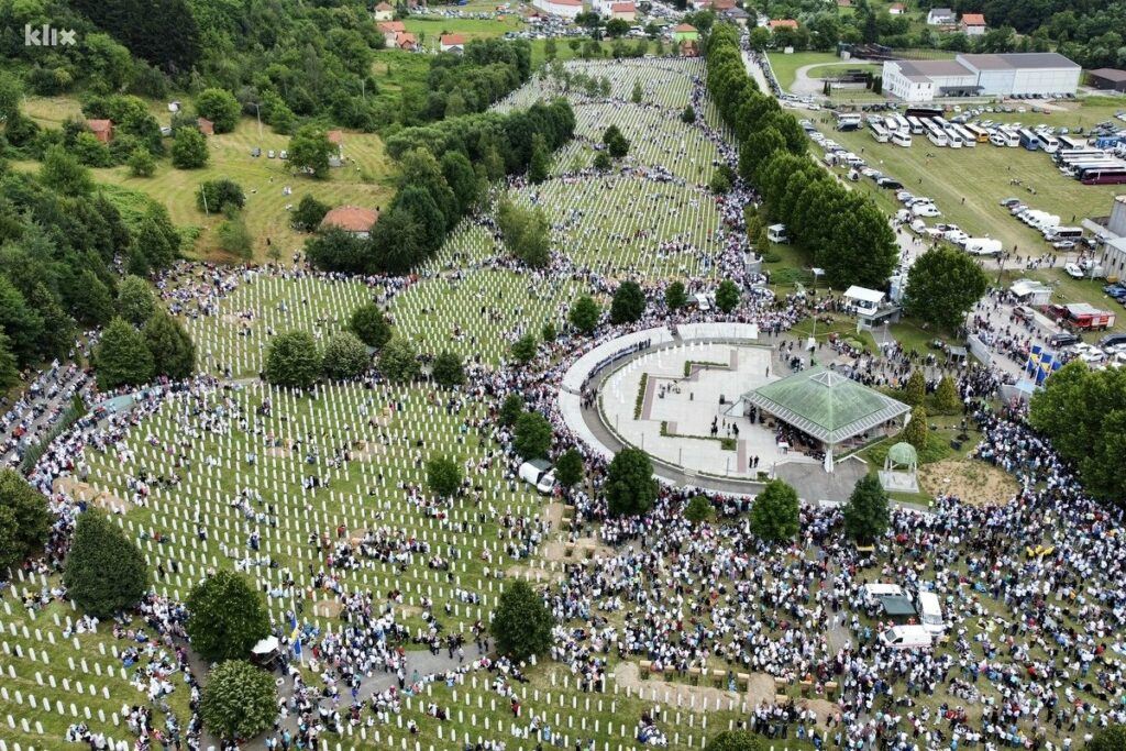 Nepregledno polje bijelih nišana: Još 50 žrtava genocida u Potočarima je pronašlo smiraj Nepregledno polje bijelih nišana: Još 50 žrtava genocida u Potočarima je pronašlo smiraj