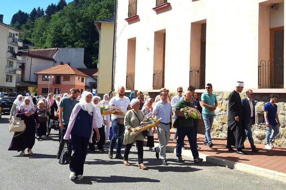 Obilježena 27. godišnjica zločina u Kravici: U jednom danu ubijeno je 1.316 Bošnjaka Obilježena 27. godišnjica zločina u Kravici: U jednom danu ubijeno je 1.316 Bošnjaka