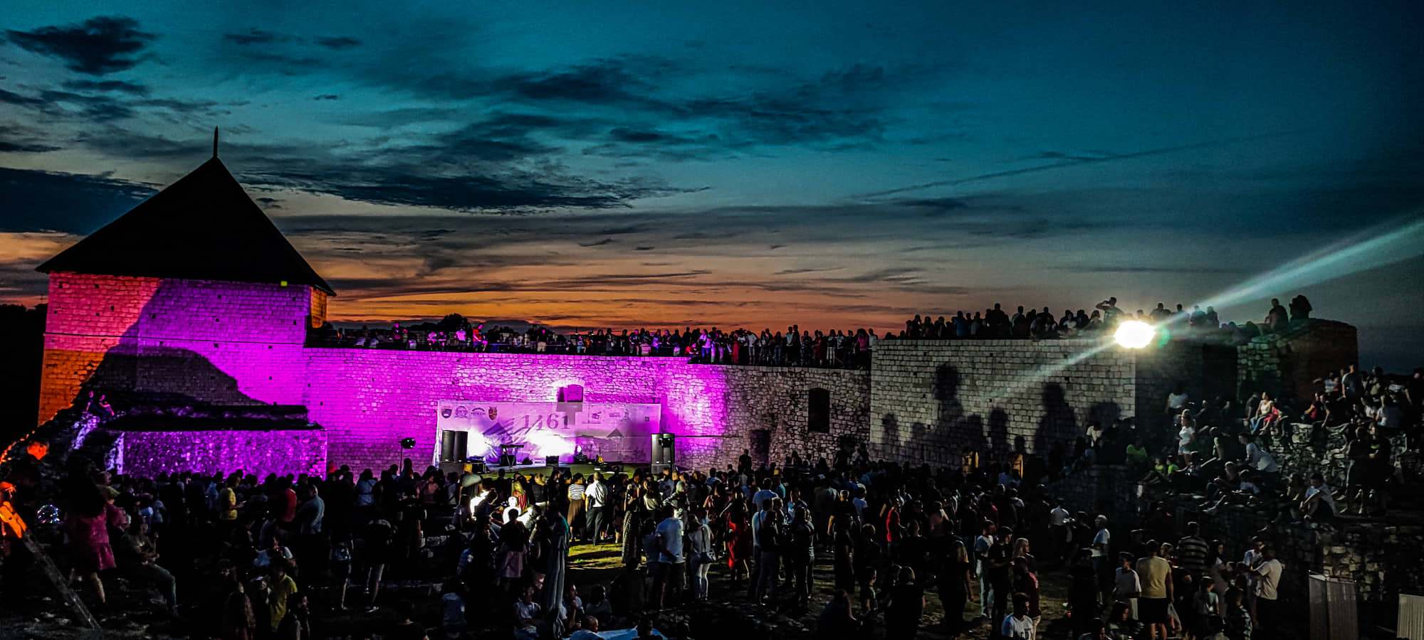 FOTO: USKORO POČINJE KONCERT ENESA BEGOVIĆA. PRATITE NAS UŽIVO. FOTO: USKORO POČINJE KONCERT ENESA BEGOVIĆA. PRATITE NAS UŽIVO.