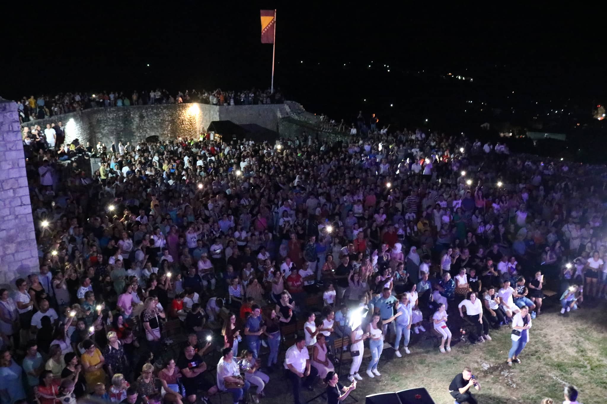 FOTO: PUBLIKA PJEVA NAJVEĆE HITOVE ENESA BEGOVIĆA. FOTO: PUBLIKA PJEVA NAJVEĆE HITOVE ENESA BEGOVIĆA.