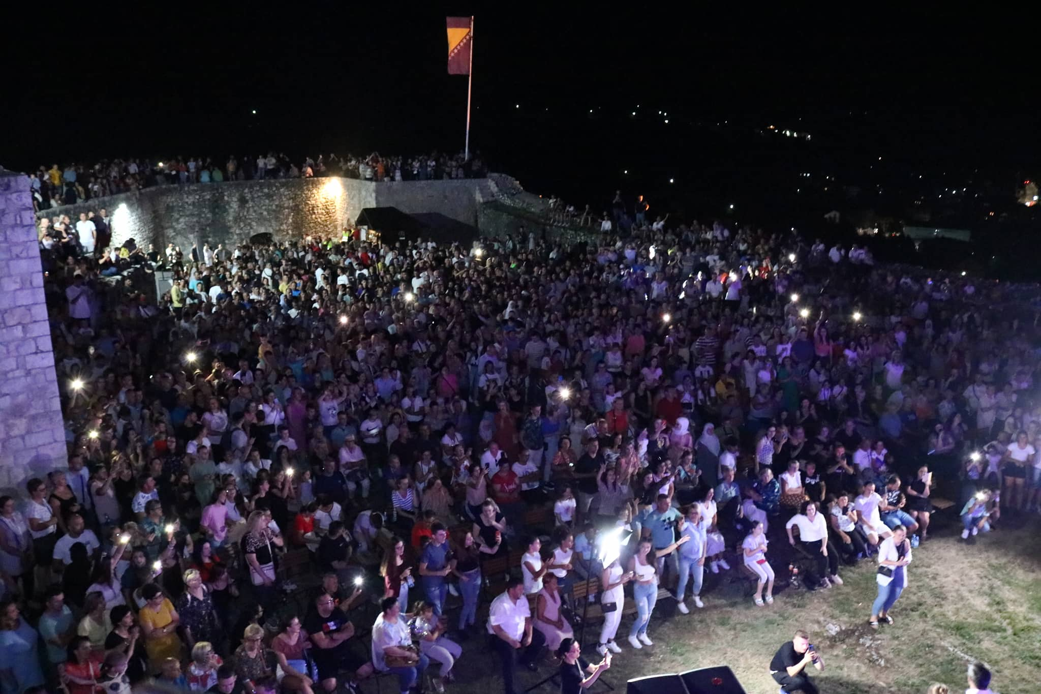 FOTO: PUBLIKA PJEVA NAJVEĆE HITOVE ENESA BEGOVIĆA.