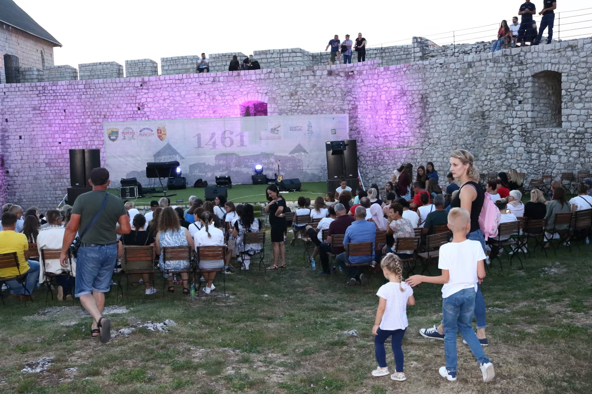 FOTO: USKORO POČINJE KONCERT ENESA BEGOVIĆA. PRATITE NAS UŽIVO. FOTO: USKORO POČINJE KONCERT ENESA BEGOVIĆA. PRATITE NAS UŽIVO.