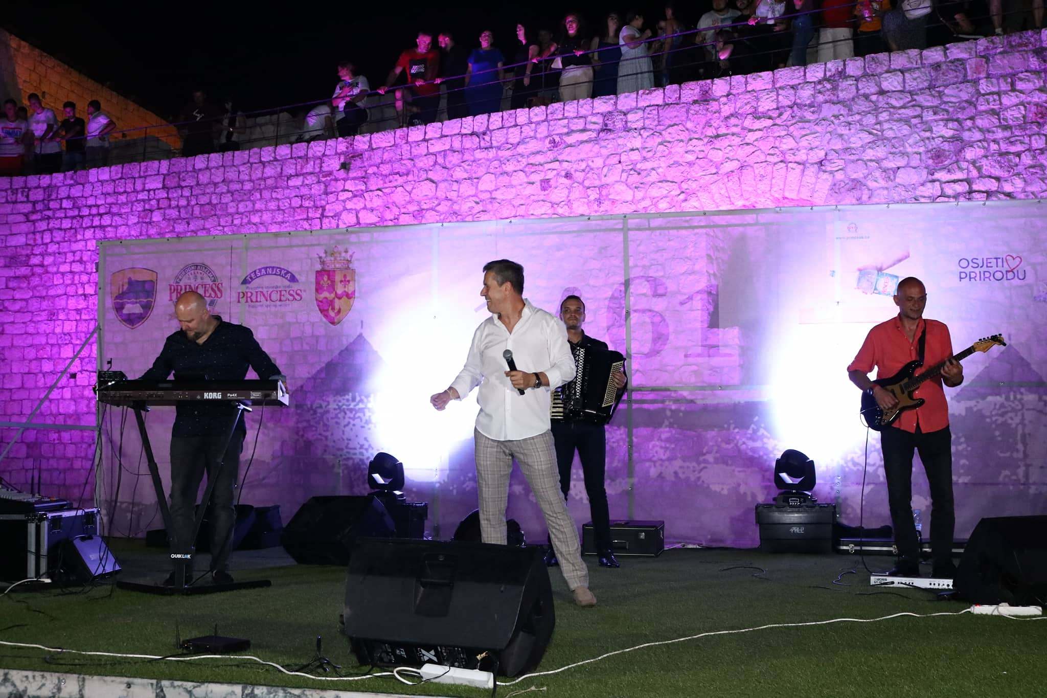 FOTO: DONOSIMO VAM PREKRASNE KADROVE SA KONCERTA ENESA BEGOVIĆA. FOTO: DONOSIMO VAM PREKRASNE KADROVE SA KONCERTA ENESA BEGOVIĆA.