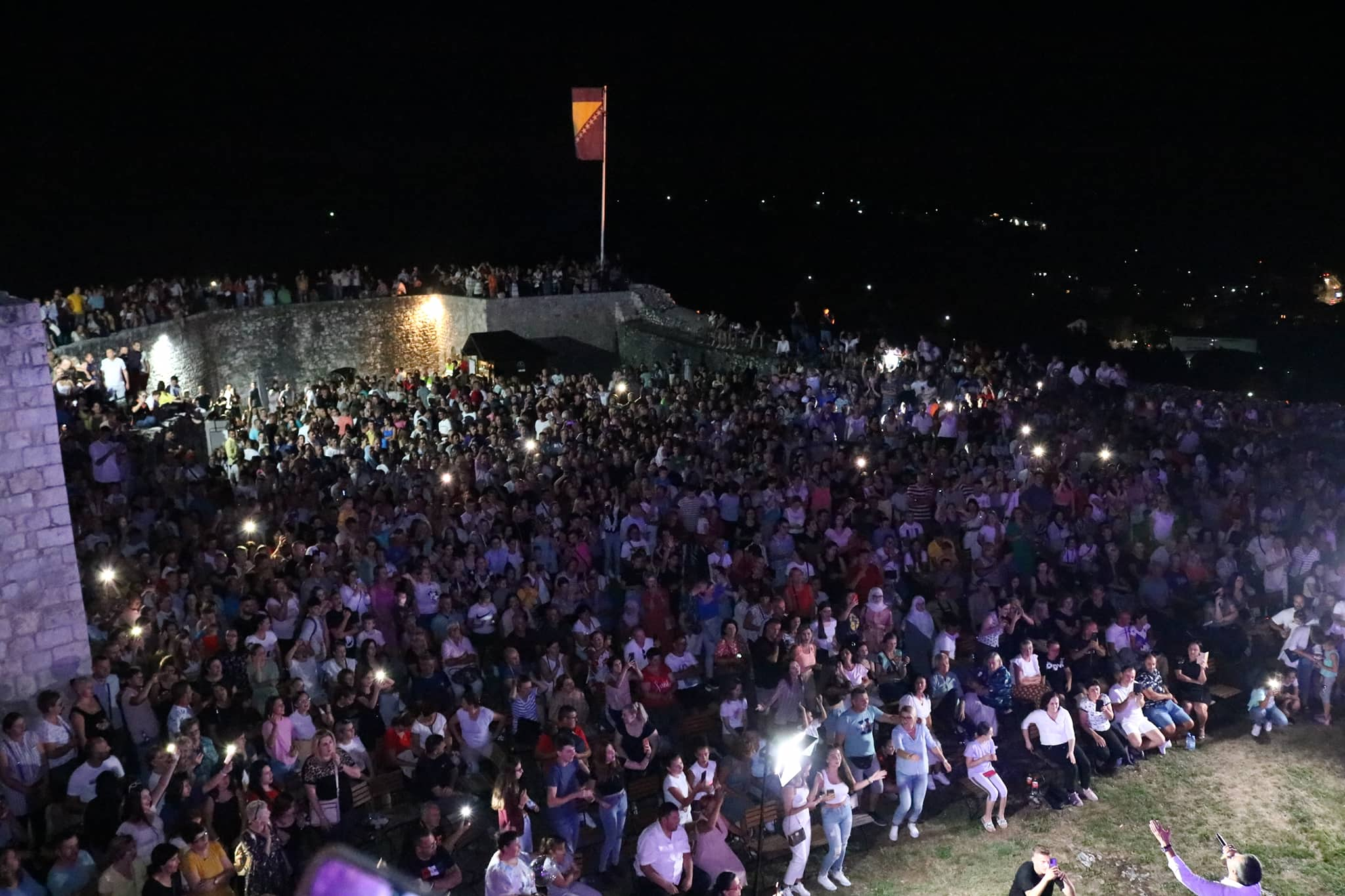 FOTO: PUBLIKA PJEVA NAJVEĆE HITOVE ENESA BEGOVIĆA.