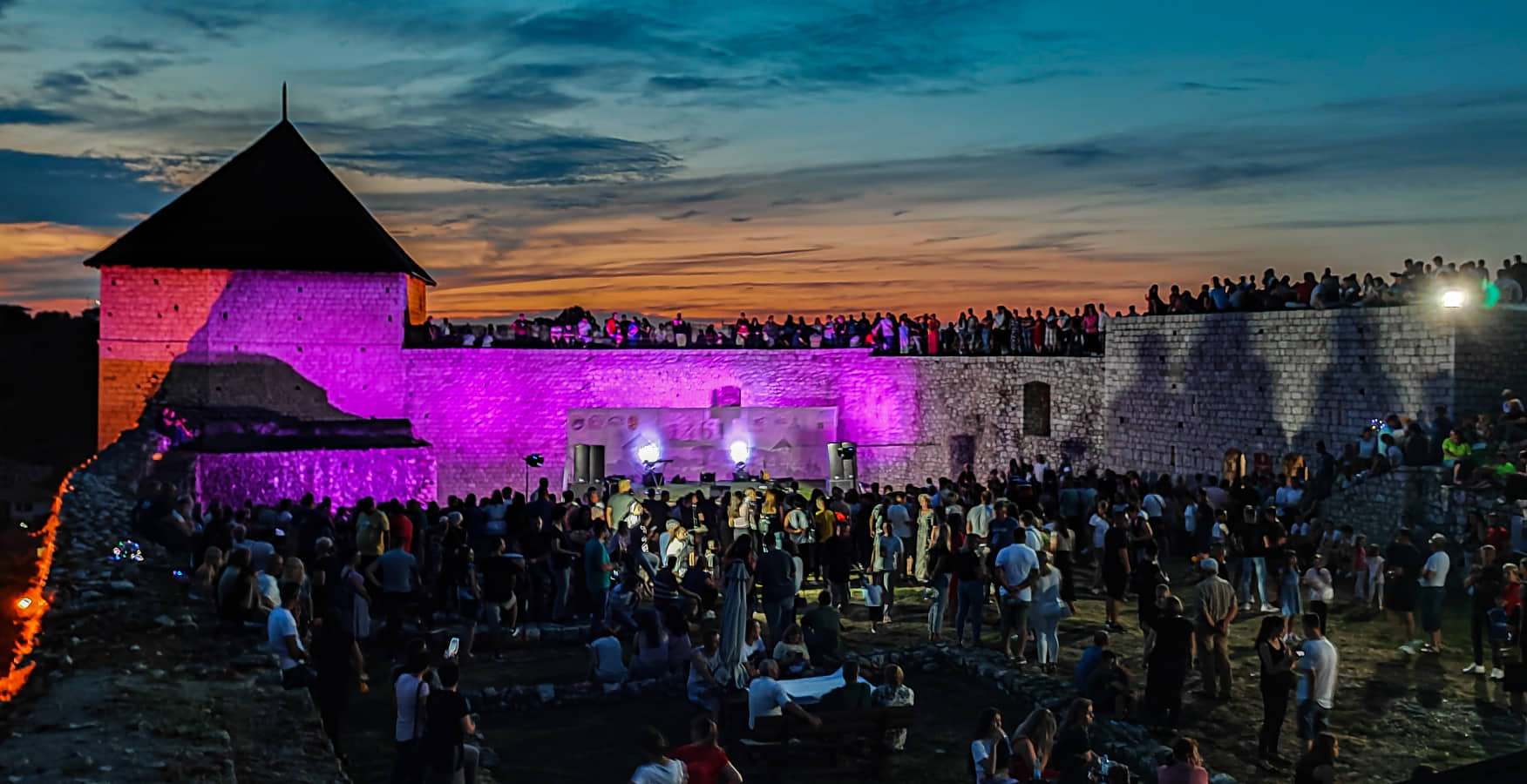 FOTO: USKORO POČINJE KONCERT ENESA BEGOVIĆA. PRATITE NAS UŽIVO.