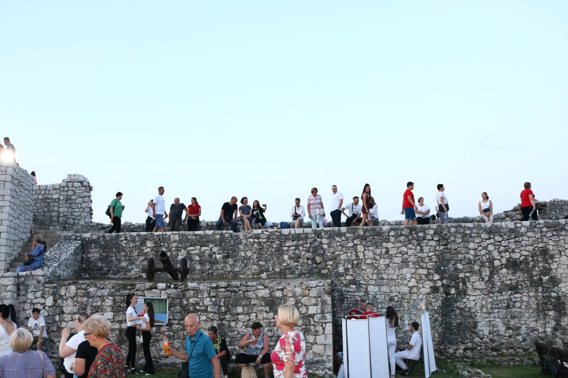 FOTO: USKORO POČINJE KONCERT ENESA BEGOVIĆA. PRATITE NAS UŽIVO. FOTO: USKORO POČINJE KONCERT ENESA BEGOVIĆA. PRATITE NAS UŽIVO.