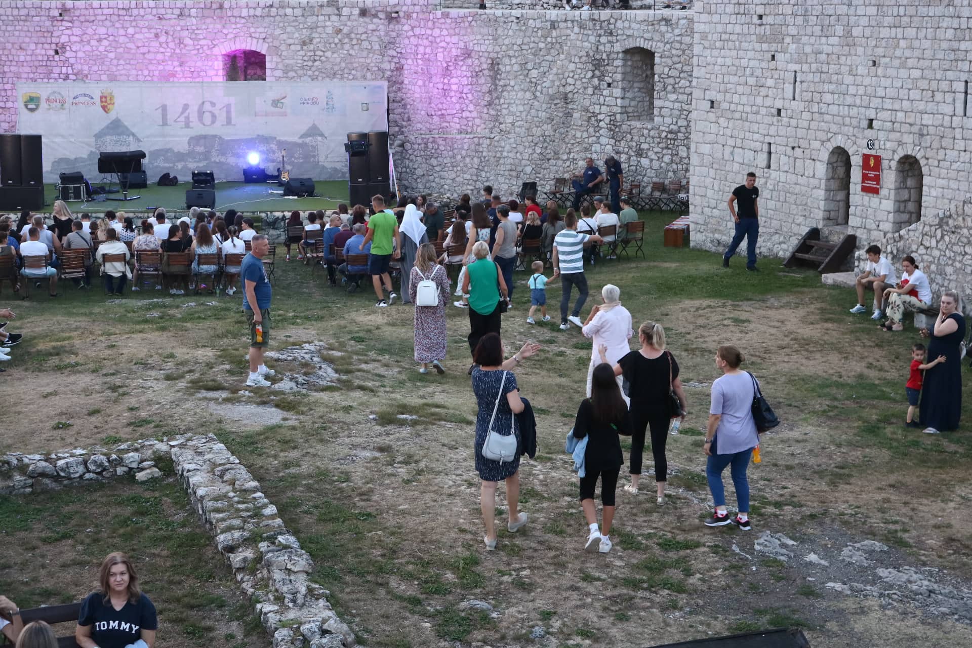 FOTO: USKORO POČINJE KONCERT ENESA BEGOVIĆA. PRATITE NAS UŽIVO. FOTO: USKORO POČINJE KONCERT ENESA BEGOVIĆA. PRATITE NAS UŽIVO.