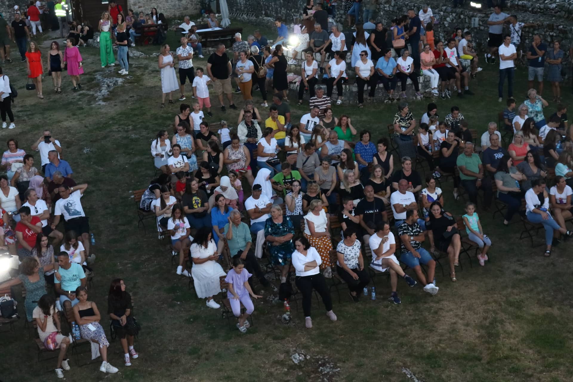 FOTO: USKORO POČINJE KONCERT ENESA BEGOVIĆA. PRATITE NAS UŽIVO. FOTO: USKORO POČINJE KONCERT ENESA BEGOVIĆA. PRATITE NAS UŽIVO.
