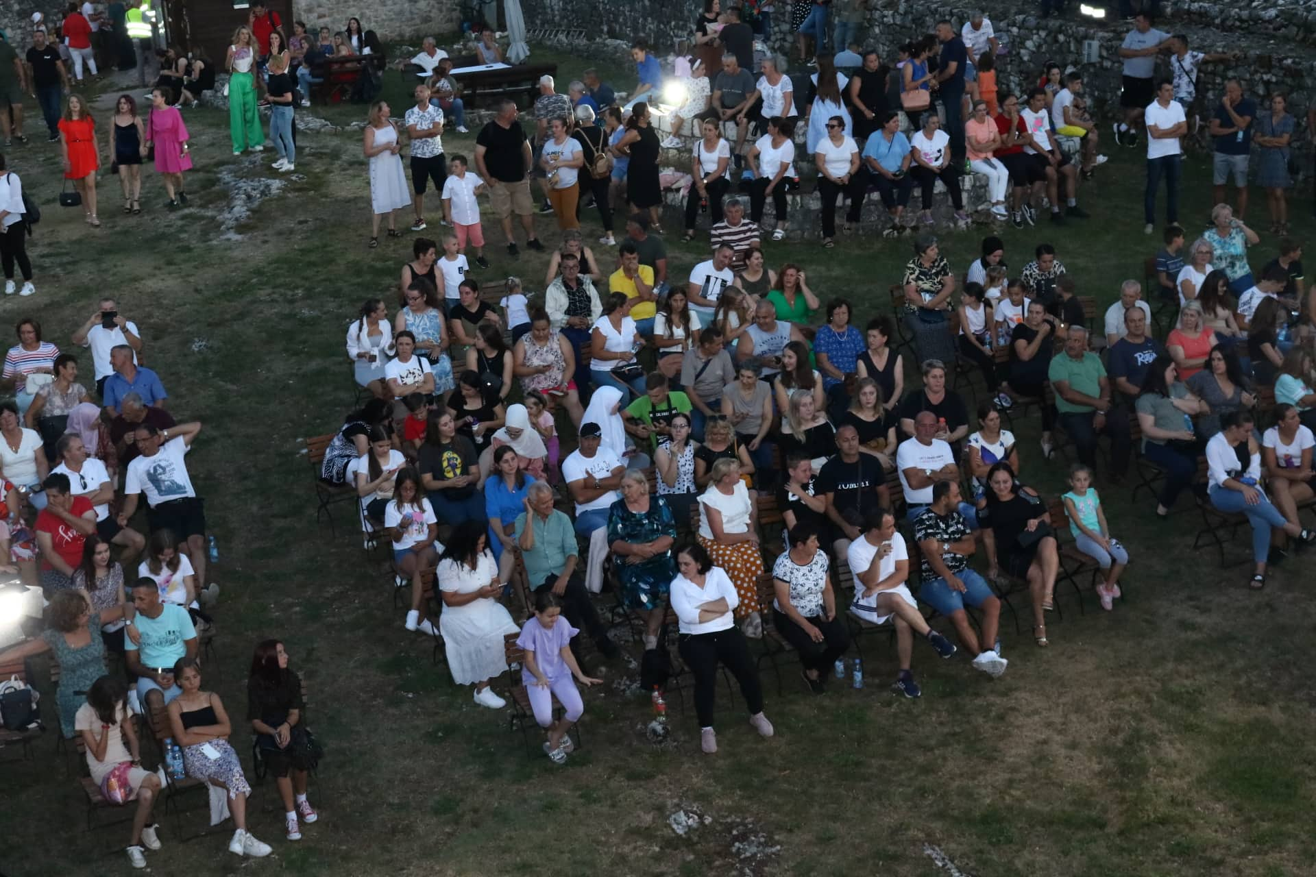 FOTO: USKORO POČINJE KONCERT ENESA BEGOVIĆA. PRATITE NAS UŽIVO.