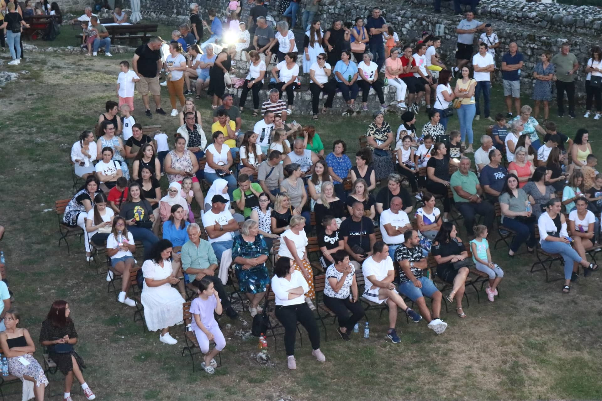 FOTO: USKORO POČINJE KONCERT ENESA BEGOVIĆA. PRATITE NAS UŽIVO.