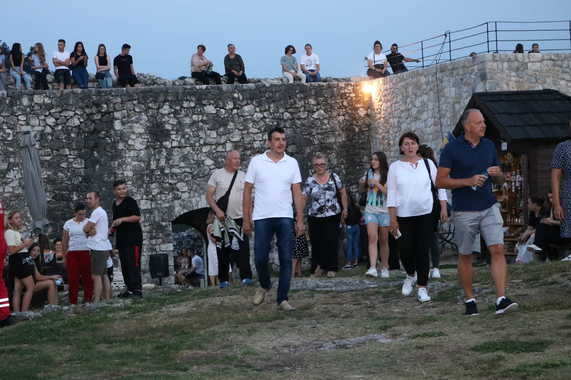 FOTO: USKORO POČINJE KONCERT ENESA BEGOVIĆA. PRATITE NAS UŽIVO. FOTO: USKORO POČINJE KONCERT ENESA BEGOVIĆA. PRATITE NAS UŽIVO.