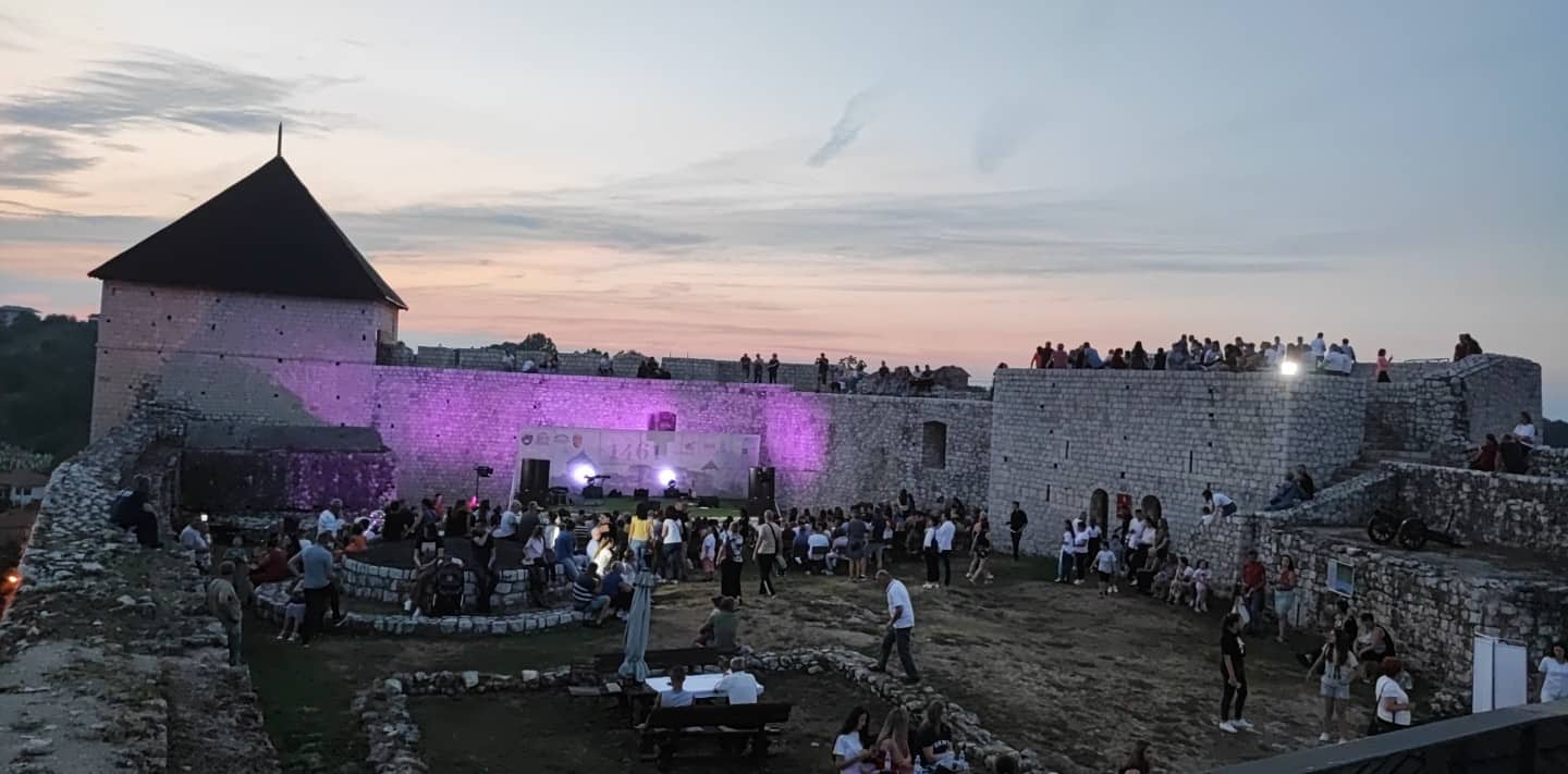 FOTO: USKORO POČINJE KONCERT ENESA BEGOVIĆA. PRATITE NAS UŽIVO. FOTO: USKORO POČINJE KONCERT ENESA BEGOVIĆA. PRATITE NAS UŽIVO.