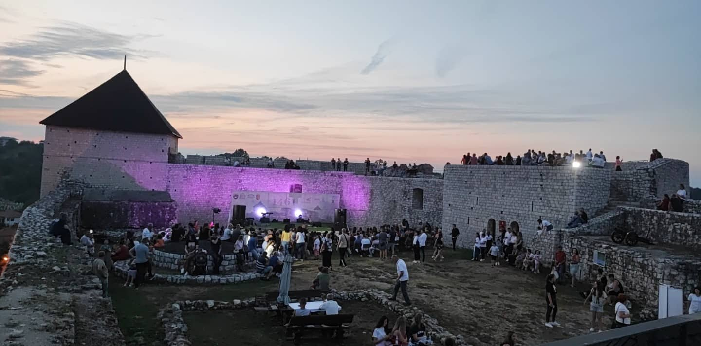 FOTO: USKORO POČINJE KONCERT ENESA BEGOVIĆA. PRATITE NAS UŽIVO.