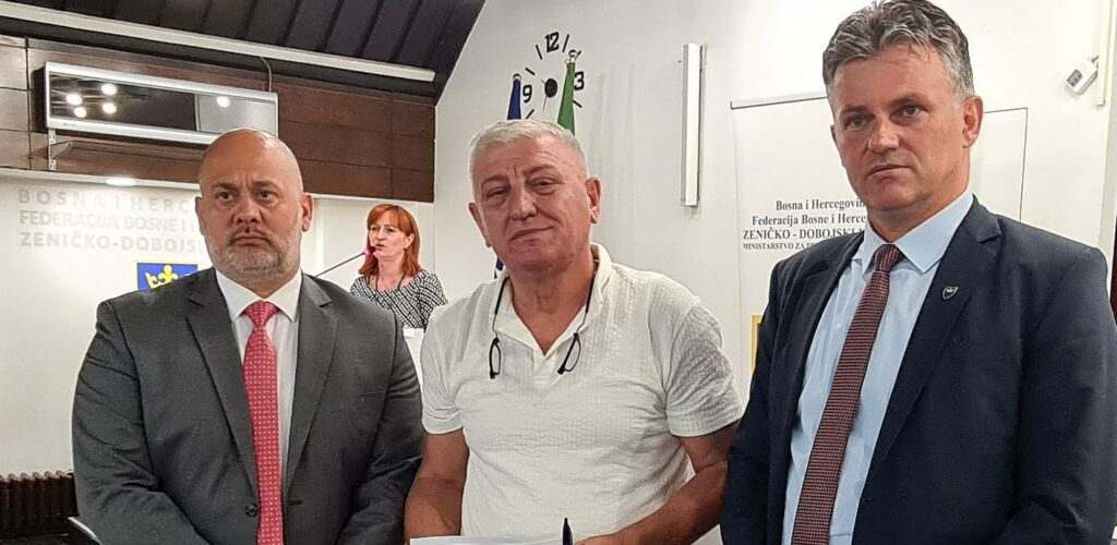 Mijo iz Usore dovodi radnike iz Turske: Obećao im plaću 1.000 eura, smještaj i dva obroka Mijo iz Usore dovodi radnike iz Turske: Obećao im plaću 1.000 eura, smještaj i dva obroka