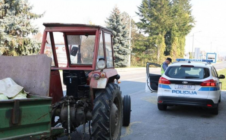 Vjerovali ili ne: Mladić traktorom bježao policiji, brzo ga stigli