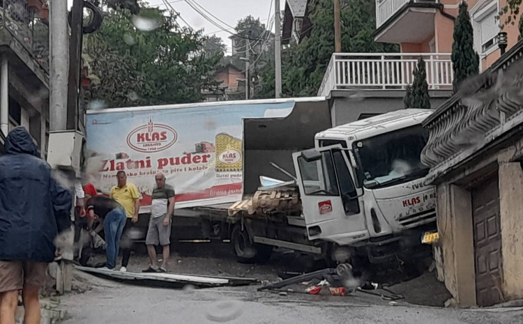 Haos u Sarajevu: Kamionom se zabio u zid i garažu Haos u Sarajevu: Kamionom se zabio u zid i garažu