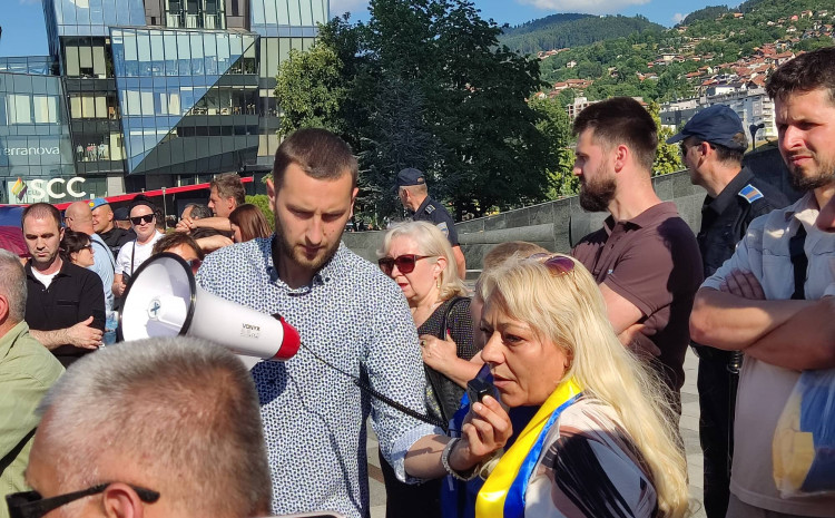 Majka dječaka s autizmom se obratila na protestu: "Moj sin ima invalidninu 134 KM, a potrebna mu je briga 24 sata" Majka dječaka s autizmom se obratila na protestu: "Moj sin ima invalidninu 134 KM, a potrebna mu je briga 24 sata"