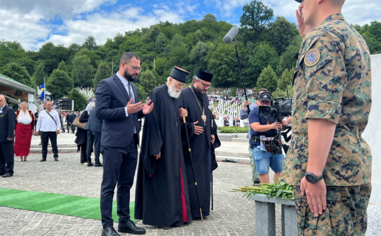 Mitropolit Mihailo se poklonio žrtvama genocida u Srebrenici: Srpski narod nije genocidan, ali njihove vođe jesu