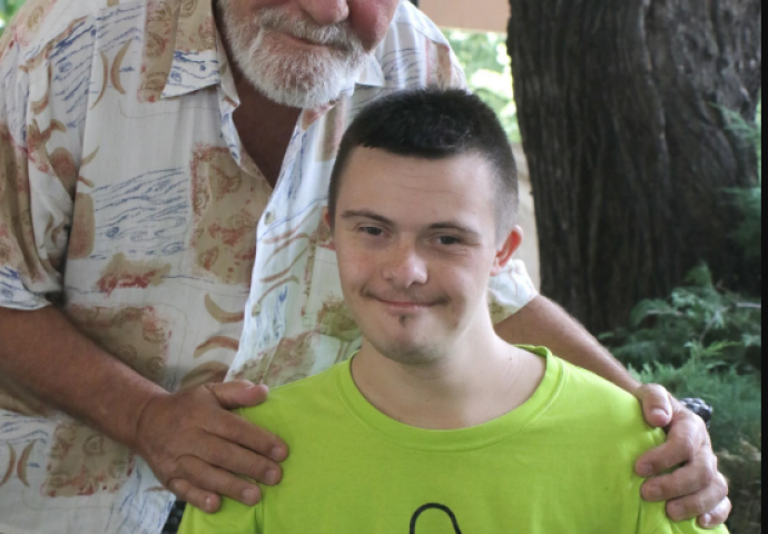 MLADIĆ SA DOWNOVIM SINDROMOM OD PRVE PLATE DONIRAO KURBAN MLADIĆ SA DOWNOVIM SINDROMOM OD PRVE PLATE DONIRAO KURBAN
