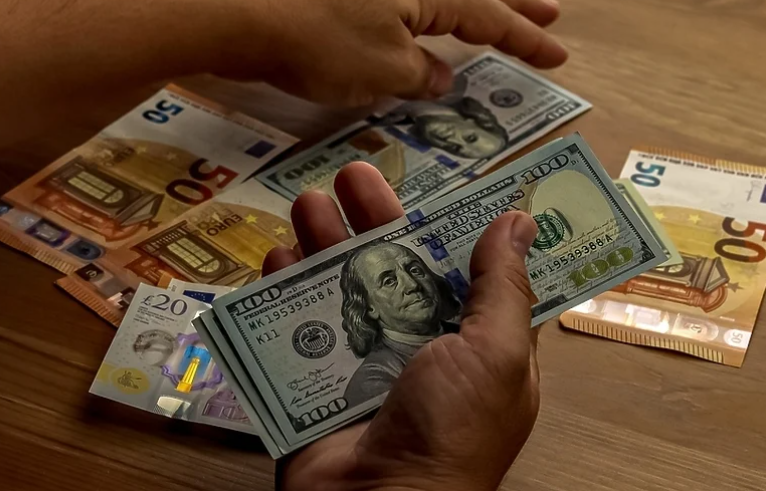 EURO VRIJEDI MANJE OD DOLARA: TO SE DESILO PRVI PUT U 20 GODINA EURO VRIJEDI MANJE OD DOLARA: TO SE DESILO PRVI PUT U 20 GODINA