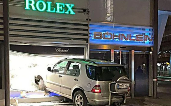 SRBIN I BOSANAC HTJELI OPLJAČKATI ZLATARU U NJEMAČKOJ – DŽIP IM SE ZAGLAVIO U IZLOGU RADNJE SRBIN I BOSANAC HTJELI OPLJAČKATI ZLATARU U NJEMAČKOJ – DŽIP IM SE ZAGLAVIO U IZLOGU RADNJE