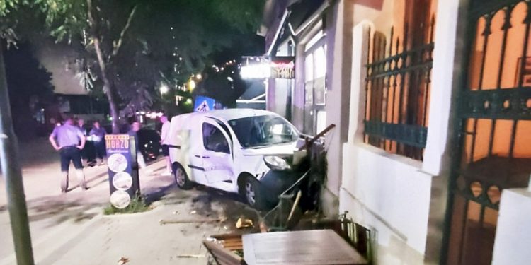 (FOTO) NAKON SUDARA VOZILO ZAVRŠILO U LOKALNOJ ĆEVABDŽINICI (FOTO) NAKON SUDARA VOZILO ZAVRŠILO U LOKALNOJ ĆEVABDŽINICI