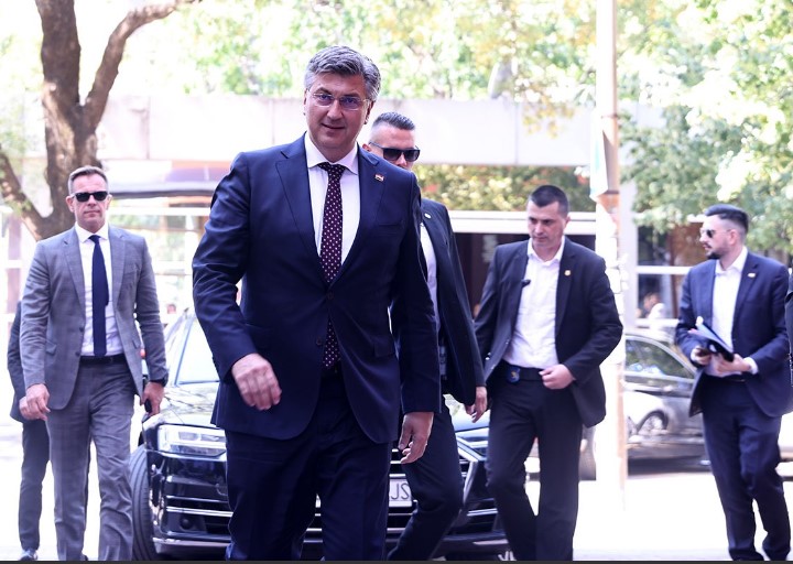 PLENKOVIĆ: PROTESTI U SARAJEVU GROZNI PLENKOVIĆ: PROTESTI U SARAJEVU GROZNI