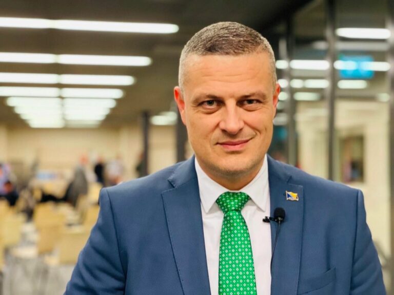 MIJATOVIĆ POLITIČARIMA U RS-U: DOK NE SHVATITE DA JE VAŠ VITALNI NACIONALNI INTERES BIH, BIĆETE KUSUR SRBIJE I HRVATSKE MIJATOVIĆ POLITIČARIMA U RS-U: DOK NE SHVATITE DA JE VAŠ VITALNI NACIONALNI INTERES BIH, BIĆETE KUSUR SRBIJE I HRVATSKE