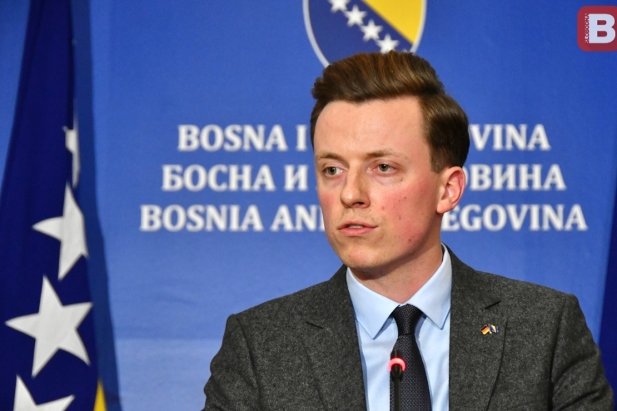 Ahmetović pozvao Schmidta da odustane od bonskih ovlasti: Uradit ću sve što je u mojoj moći Ahmetović pozvao Schmidta da odustane od bonskih ovlasti: Uradit ću sve što je u mojoj moći