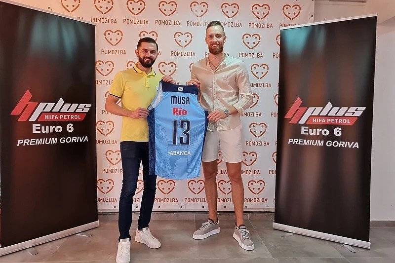 Hifa petrol za 4.000 KM kupila dres Džanana Muse, sav novac ide u humanitarne svrhe Hifa petrol za 4.000 KM kupila dres Džanana Muse, sav novac ide u humanitarne svrhe
