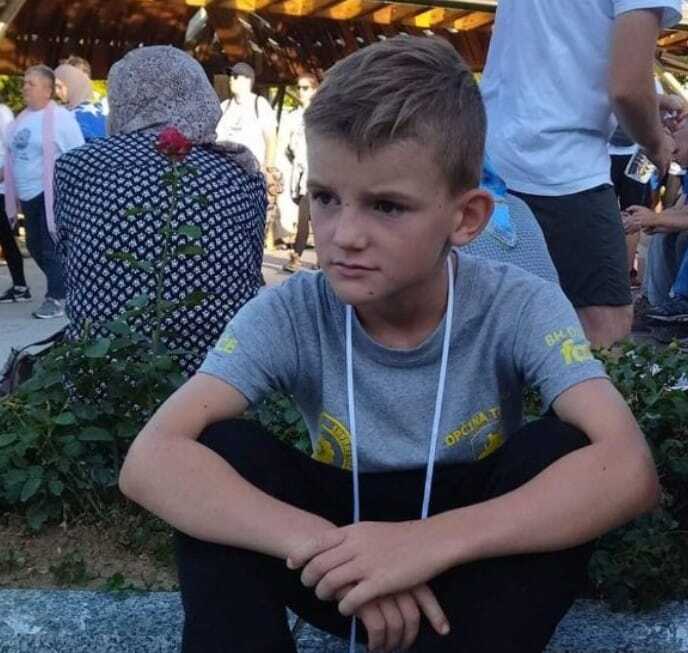 Najmladji učesnik Marša mira Srebrenica 2022: Daris Hodžic iz Tešnja do Potočara pješačio 245 km. Najmladji učesnik Marša mira Srebrenica 2022: Daris Hodžic iz Tešnja do Potočara pješačio 245 km.