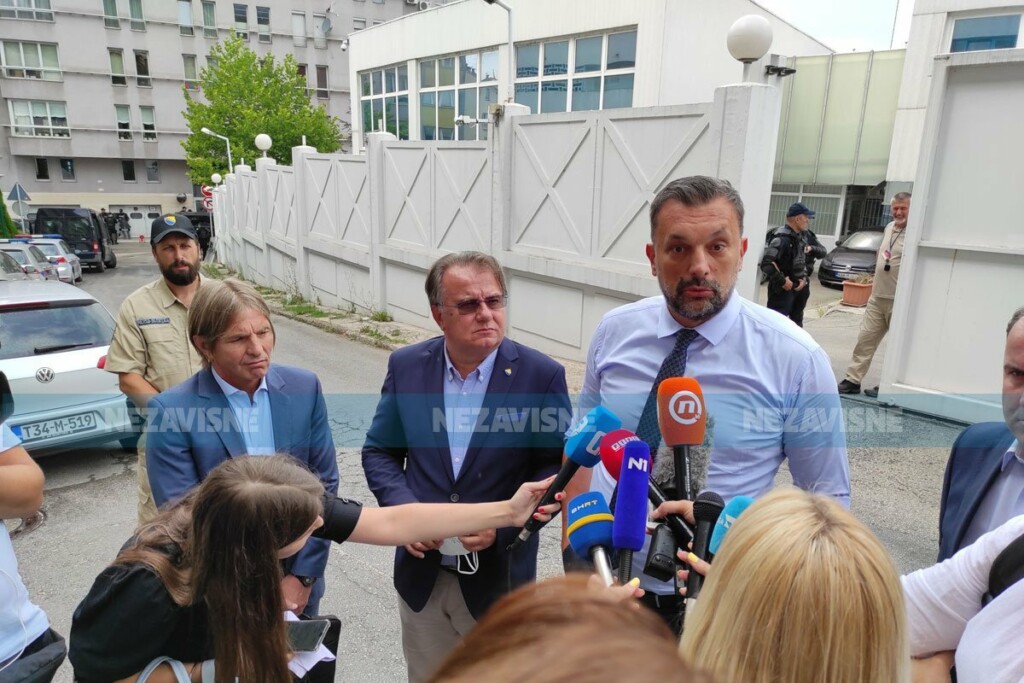 Završen sastanak u OHR-u: "Šmit vikao i lupao po stolu" Završen sastanak u OHR-u: "Šmit vikao i lupao po stolu"