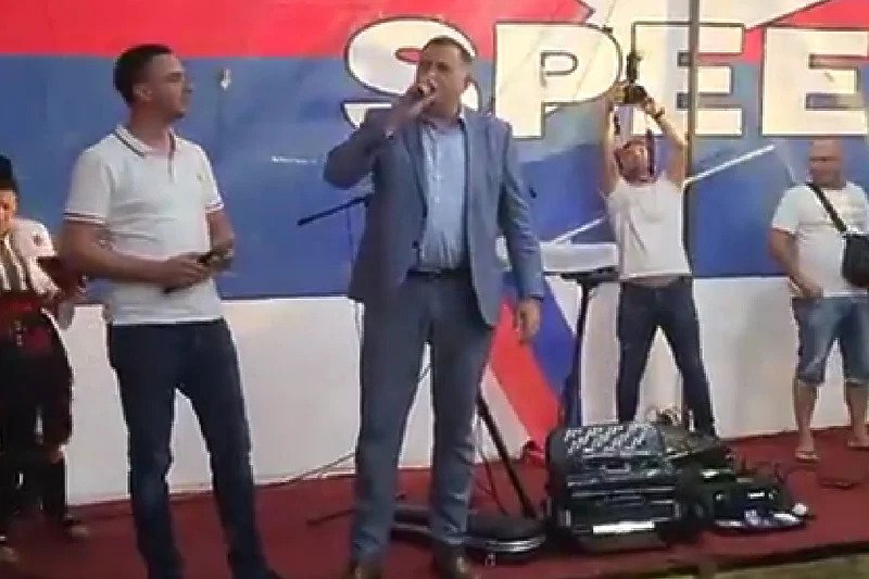 Dodik se ponovo dohvatio mikrofona: Na repertoaru "Ustaj, mala, veži kera" Dodik se ponovo dohvatio mikrofona: Na repertoaru "Ustaj, mala, veži kera"