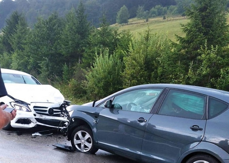 Teška saobraćajna nesreća kod Bugojna: Učestvovala tri automobila, jedan završio na krovu