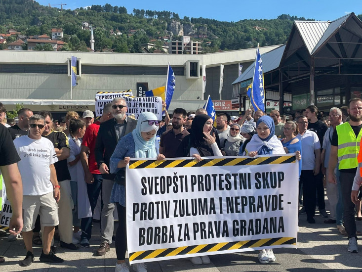 Završeni protesti u Sarajevu, nezadovoljni građani zatražili promjene Završeni protesti u Sarajevu, nezadovoljni građani zatražili promjene