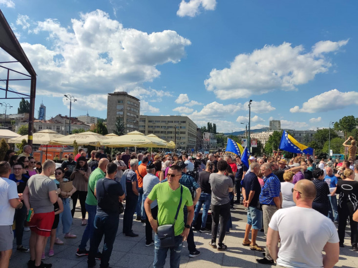 Završeni protesti u Sarajevu, nezadovoljni građani zatražili promjene Završeni protesti u Sarajevu, nezadovoljni građani zatražili promjene
