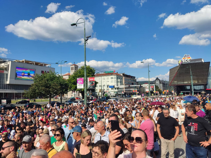 Završeni protesti u Sarajevu, nezadovoljni građani zatražili promjene Završeni protesti u Sarajevu, nezadovoljni građani zatražili promjene