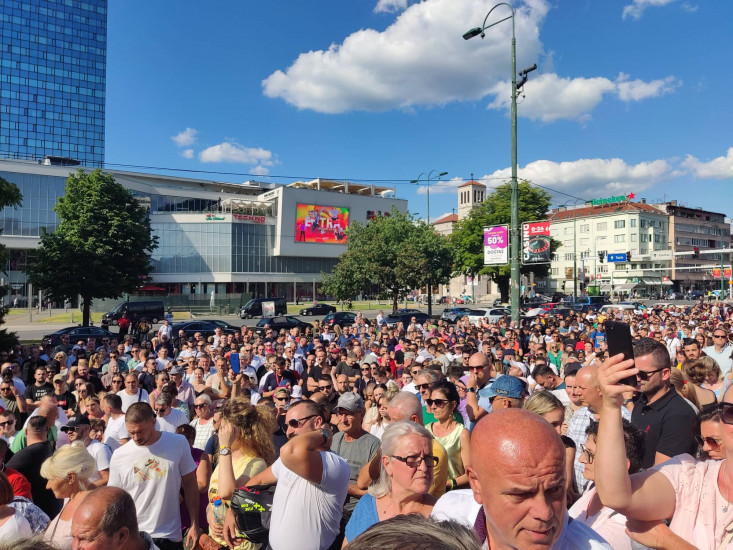 Završeni protesti u Sarajevu, nezadovoljni građani zatražili promjene Završeni protesti u Sarajevu, nezadovoljni građani zatražili promjene
