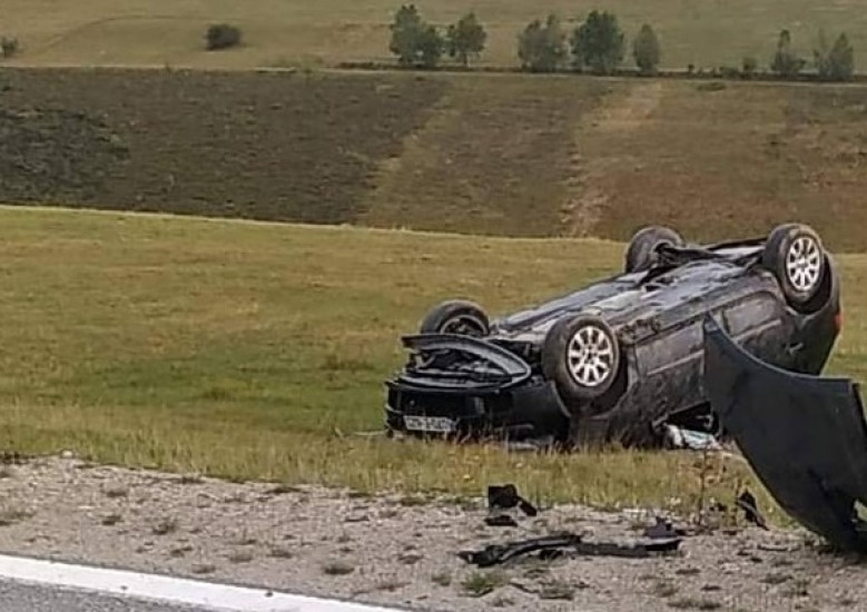 Teška saobraćajna nesreća kod Bugojna: Učestvovala tri automobila, jedan završio na krovu