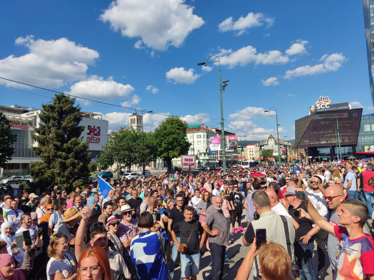 Završeni protesti u Sarajevu, nezadovoljni građani zatražili promjene Završeni protesti u Sarajevu, nezadovoljni građani zatražili promjene