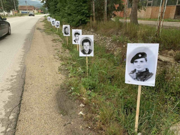 Na putu ka Potočarima postavljene slike vojnika VRS-a