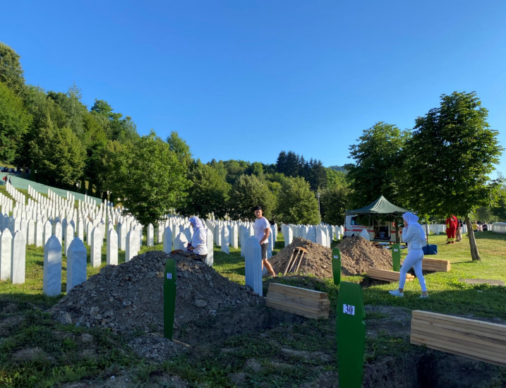Potočari: Porodice ubijenih pristižu na mezarje uoči kolektivne dženaze Potočari: Porodice ubijenih pristižu na mezarje uoči kolektivne dženaze