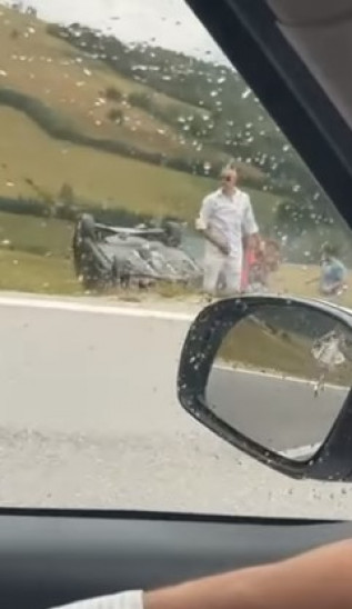 Teška saobraćajna nesreća kod Bugojna: Učestvovala tri automobila, jedan završio na krovu Teška saobraćajna nesreća kod Bugojna: Učestvovala tri automobila, jedan završio na krovu