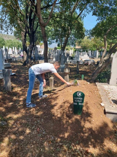 Otac mladića koji je stajao na mezaru rahmetli Hurije izvinio se i sa sinom položio cvijeće Otac mladića koji je stajao na mezaru rahmetli Hurije izvinio se i sa sinom položio cvijeće