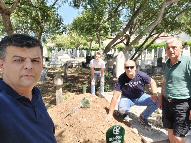 Otac mladića koji je stajao na mezaru rahmetli Hurije izvinio se i sa sinom položio cvijeće Otac mladića koji je stajao na mezaru rahmetli Hurije izvinio se i sa sinom položio cvijeće