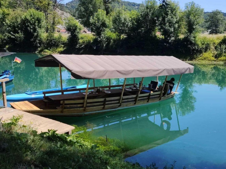 Himzo Bužimkić prvu lađu napravio sa 18 godina, a danas plove Londonom, Veronom, Ljubljanom... Himzo Bužimkić prvu lađu napravio sa 18 godina, a danas plove Londonom, Veronom, Ljubljanom...